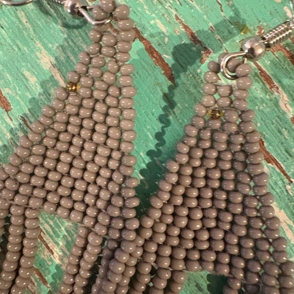 👑CROWNED Free Beaded Earrings - Picture 4 of 7